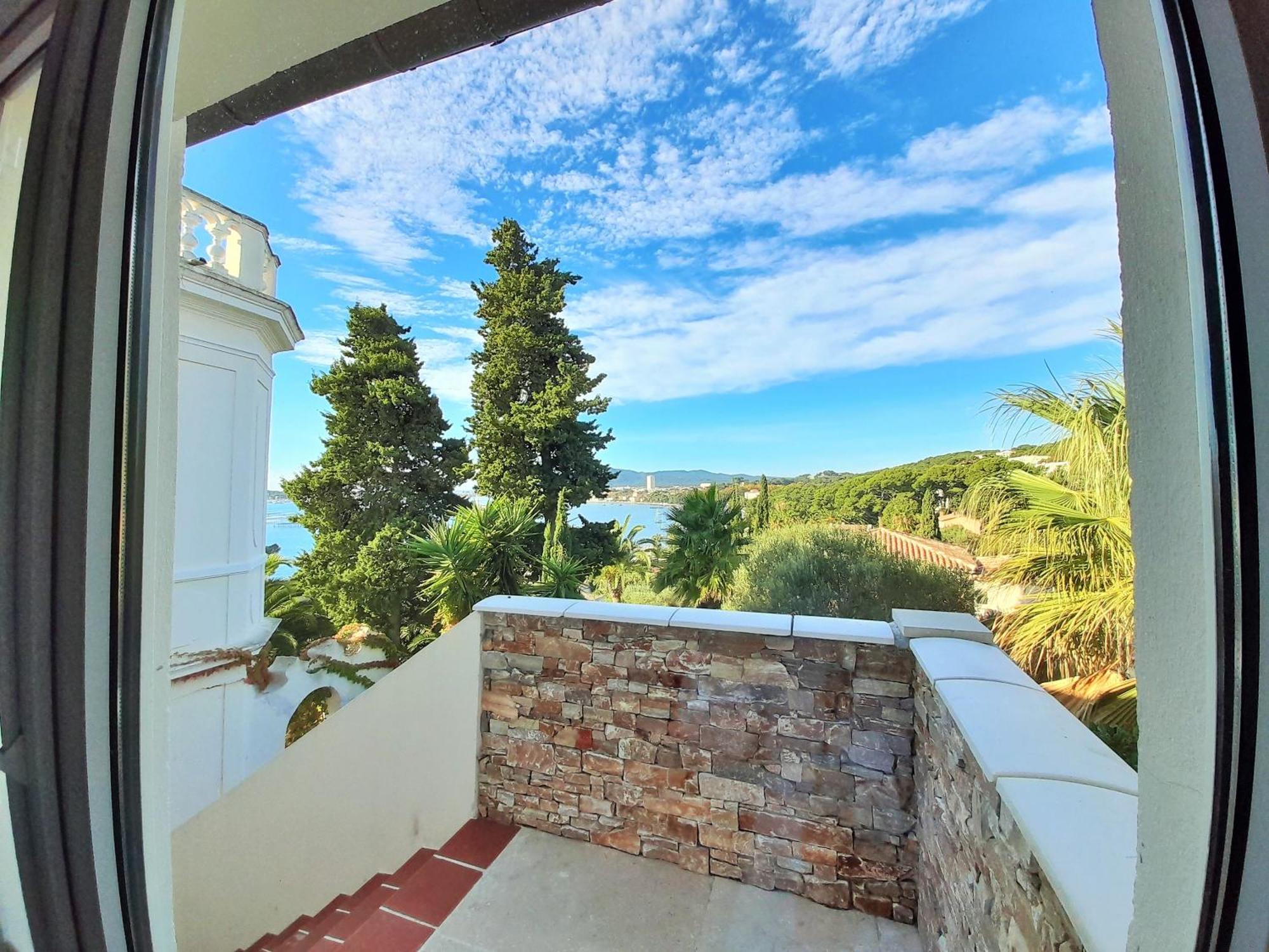 Guest house Villa-chateau Les Terrasses - Tamaris, Des Sablettes, Au Bas De La Propriete *